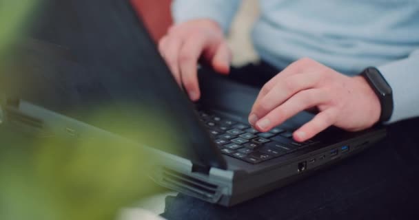 Hombre escribiendo en el teclado mientras escribe correo electrónico. — Vídeos de Stock