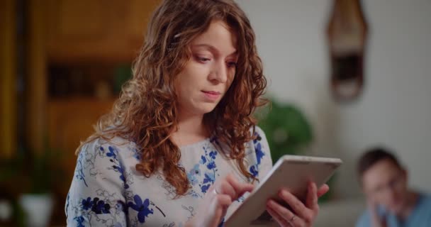 Žena prohlížení digitální tablet dělat on-line nakupování. — Stock video
