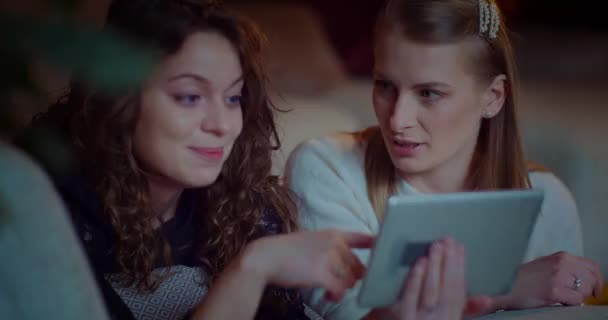 Portrét dvou ženských přátel, kteří nakupují online. Dvě pozitivní dívky používající digitální tablet. — Stock video