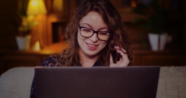 Retrato de mulher de negócios trabalhando no laptop enquanto fala no telefone móvel. — Vídeo de Stock