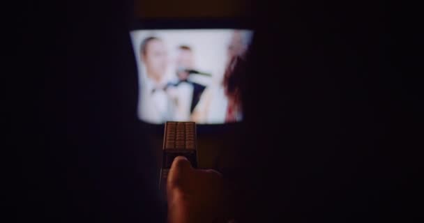 Coppia che guarda la TV a casa seduta sul divano in salotto — Video Stock