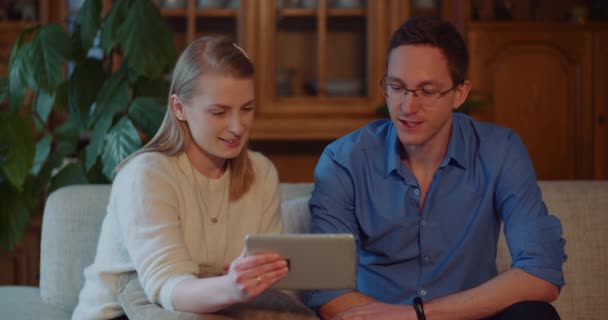 Muž a žena pomocí digitální tablet a sledování filmu — Stock video