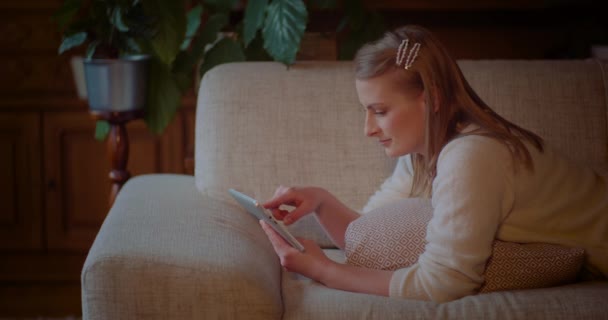Femeia face cumpărături online pe tabletă digitală navigând pe social media — Videoclip de stoc