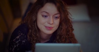 Çevrimiçi Alışveriş Yapan Kadın Sayısal Tablet Tarama Sosyal Medya