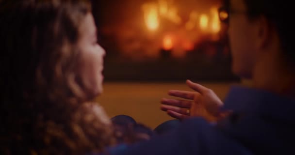 Любляча пара проводить разом час на вогні — стокове відео