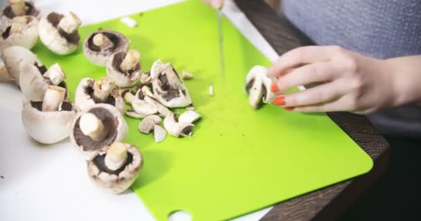 Corte, cortando cogumelos na cozinha para cozinhar — Vídeo de Stock