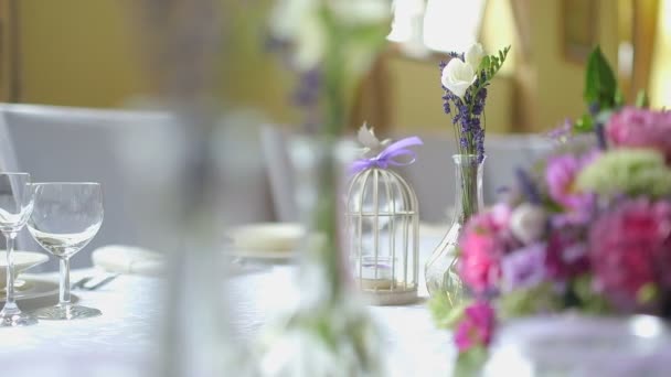 Ricevimento di nozze tavolo decorato di lusso — Video Stock