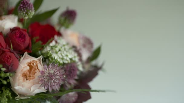 Flowers on table - beautiful flowers. — Stock Video