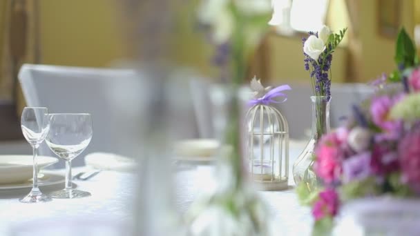 Πολυτελή διακοσμημένο τραπέζι γαμήλια δεξίωση — Αρχείο Βίντεο