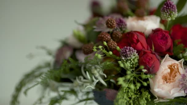 Flowers on table - beautiful flowers. — Stock Video