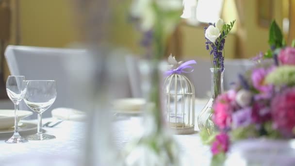 Tisch für ein Hochzeitsessen dekoriert — Stockvideo