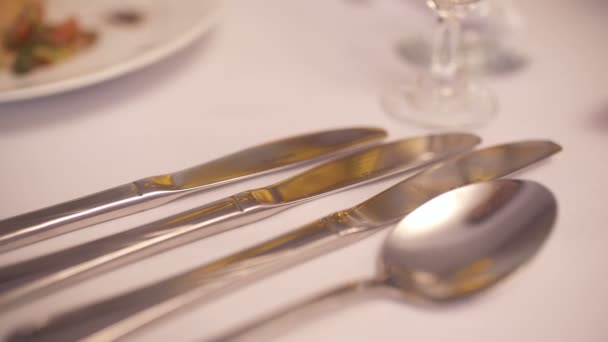Díszített asztal esküvői vacsorához — Stock videók