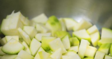 Taze kabak dilimleri tabakta. Tabakta Taze Sebzeler