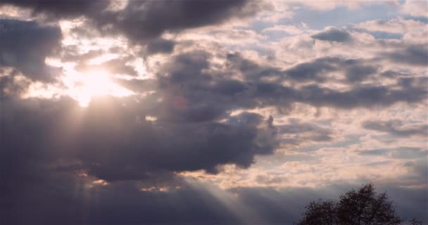 Vacker solnedgång och molnig himmel — Stockvideo