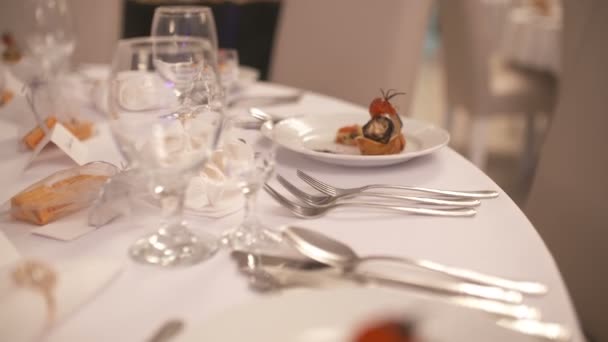 Luxusní vyzdobený stůl svatební hostina — Stock video