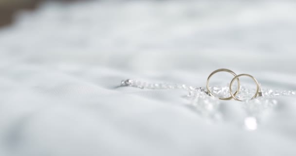 Snubní prsteny na stole nevěsty příslušenství — Stock video