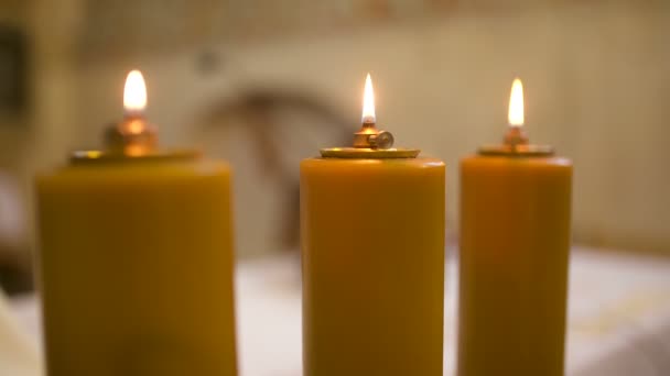 Lit kaarsen in de kerk tijdens de ceremonie — Stockvideo