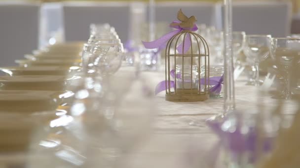 Mesa decorada para um jantar de casamento — Vídeo de Stock