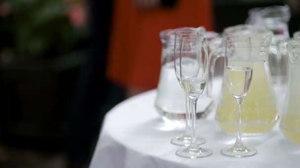 Flûtes de shampagne sur la table à la réception de mariage — Video