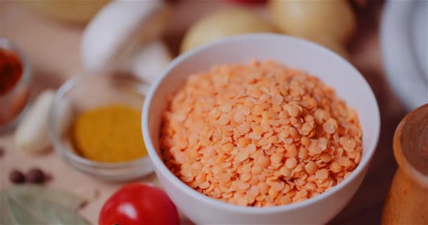 Ingredien Makanan Segar Pada Meja Kayu di Dapur — Stok Video