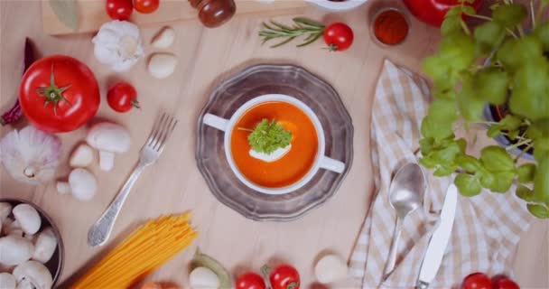 Verse voedselingrediënten op houten tafel in de keuken — Stockvideo