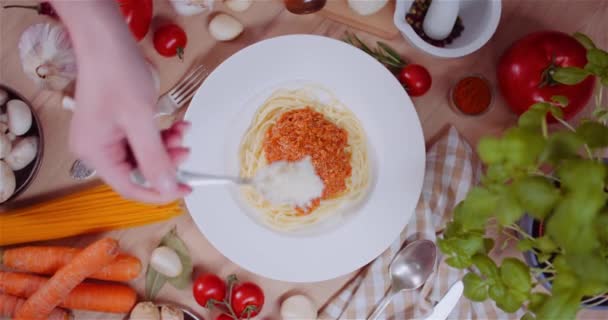 Свежие пищевые ингредиенты на деревянном столе на кухне — стоковое видео