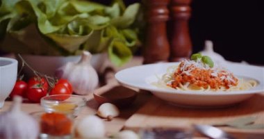 Mutfaktaki ahşap masadaki taze yiyecekler.