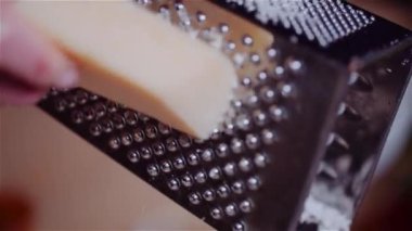 Mutfaktaki ahşap masadaki taze yiyecekler. ızgara parmesan peyniri.