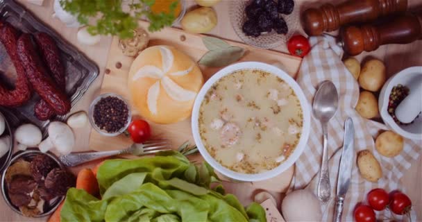 Ingredientes de alimentos frescos na mesa de madeira na cozinha — Vídeo de Stock