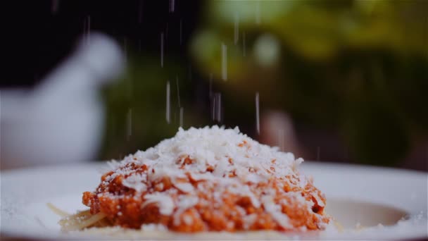 Složení čerstvého jídla na dřevěném stole v kuchyni. strouhaný parmezán. — Stock video