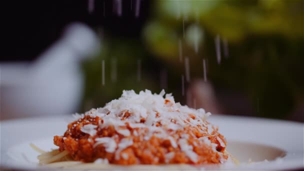 Ingredientes de alimentos frescos na mesa de madeira na cozinha. queijo parmesão ralado. — Vídeo de Stock