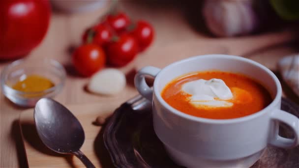 Tomatensoep Versierd met Creme op tafel draaiend — Stockvideo