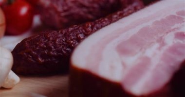 Pastırma, Jambon ve Sasuage Tabakta Dönüyor.