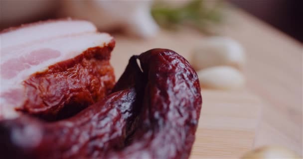 Κοντινό πλάνο του Bacon, ζαμπόν και Sasuage Περιστροφή στο πιάτο. — Αρχείο Βίντεο
