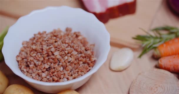 Крупним планом свіжих харчових інгредієнтів з обробною дошкою на столі — стокове відео