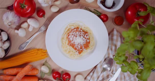 Detailní záběr na syrové těstoviny a ingredience na stole — Stock video