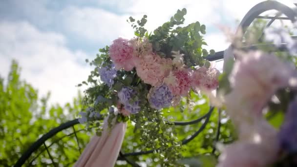 Bruiloft Bloemen op versierde luxe tafel bruiloft receptie — Stockvideo