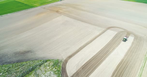 農業の背景。トラクターの耕起フィールド. — ストック動画
