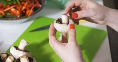 Mutfak bıçağıyla yabani mantarları temizlemek