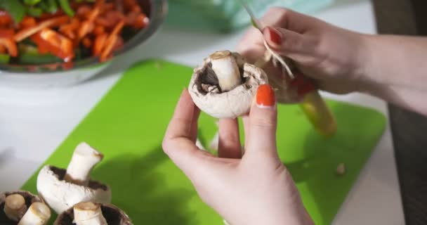 Чистка диких грибов кухонным ножом — стоковое видео
