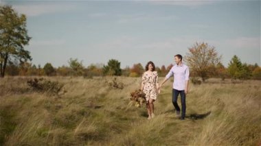 Yazın Meadow 'da Yürüyen Mutlu Genç Çift