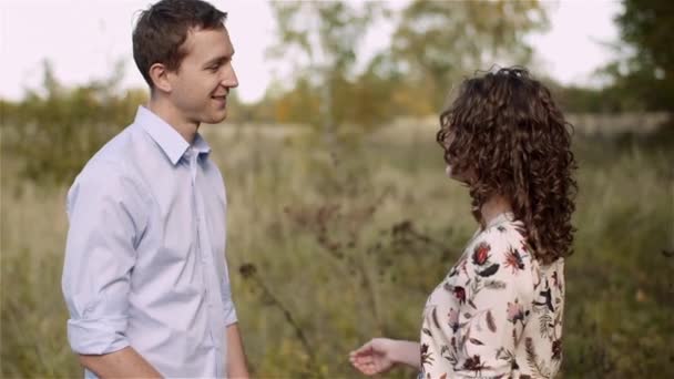 Jong paar in liefde wandelen op weide in de zomer - Togetherness Concept. — Stockvideo