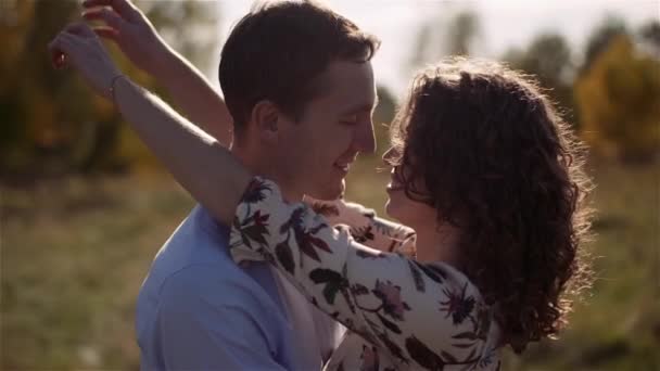 Fiatal pár szerelmes séta a réten nyáron - Együtt koncepció. — Stock videók