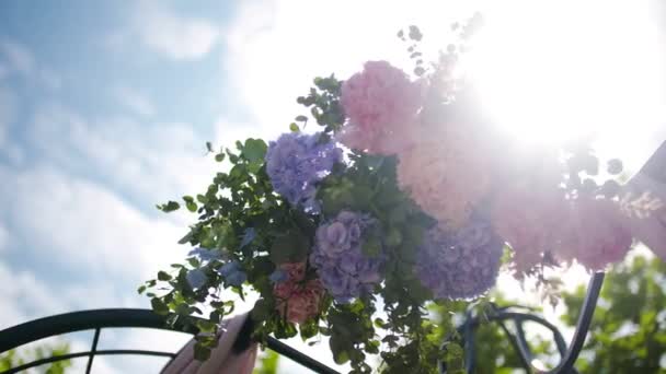 Hochzeit Blumen auf dekorierten Luxus-Tisch Hochzeitsempfang — Stockvideo