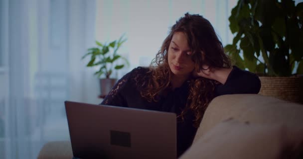 Retrato de la mujer que trabaja en el ordenador portátil — Vídeo de stock