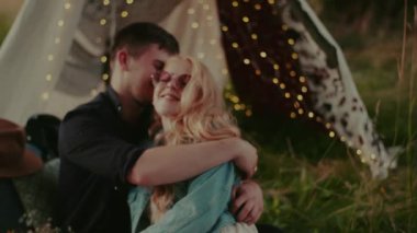 Açık havada kucaklaşan ve gülümseyen çift