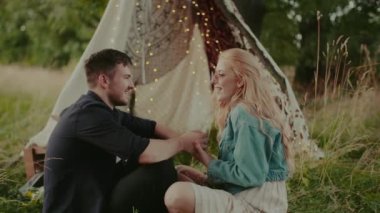 Açık havada kucaklaşan ve gülümseyen çift