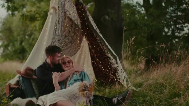 Pareja riendo y sonriendo mientras abrazan al aire libre — Vídeos de Stock