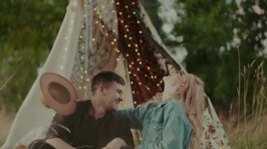 Açık havada kucaklaşan ve gülümseyen çift