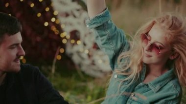 Açık havada kucaklaşan ve gülümseyen çift